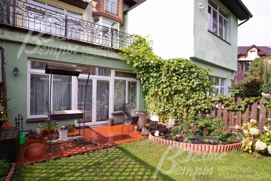 На участке организована зона барбекю, высажен газон, цветы, декоративные растения