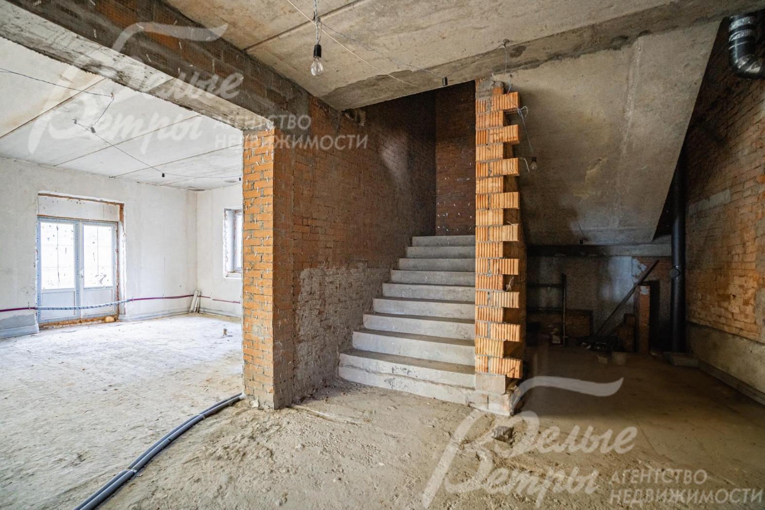 Широкая монолитная лестница 