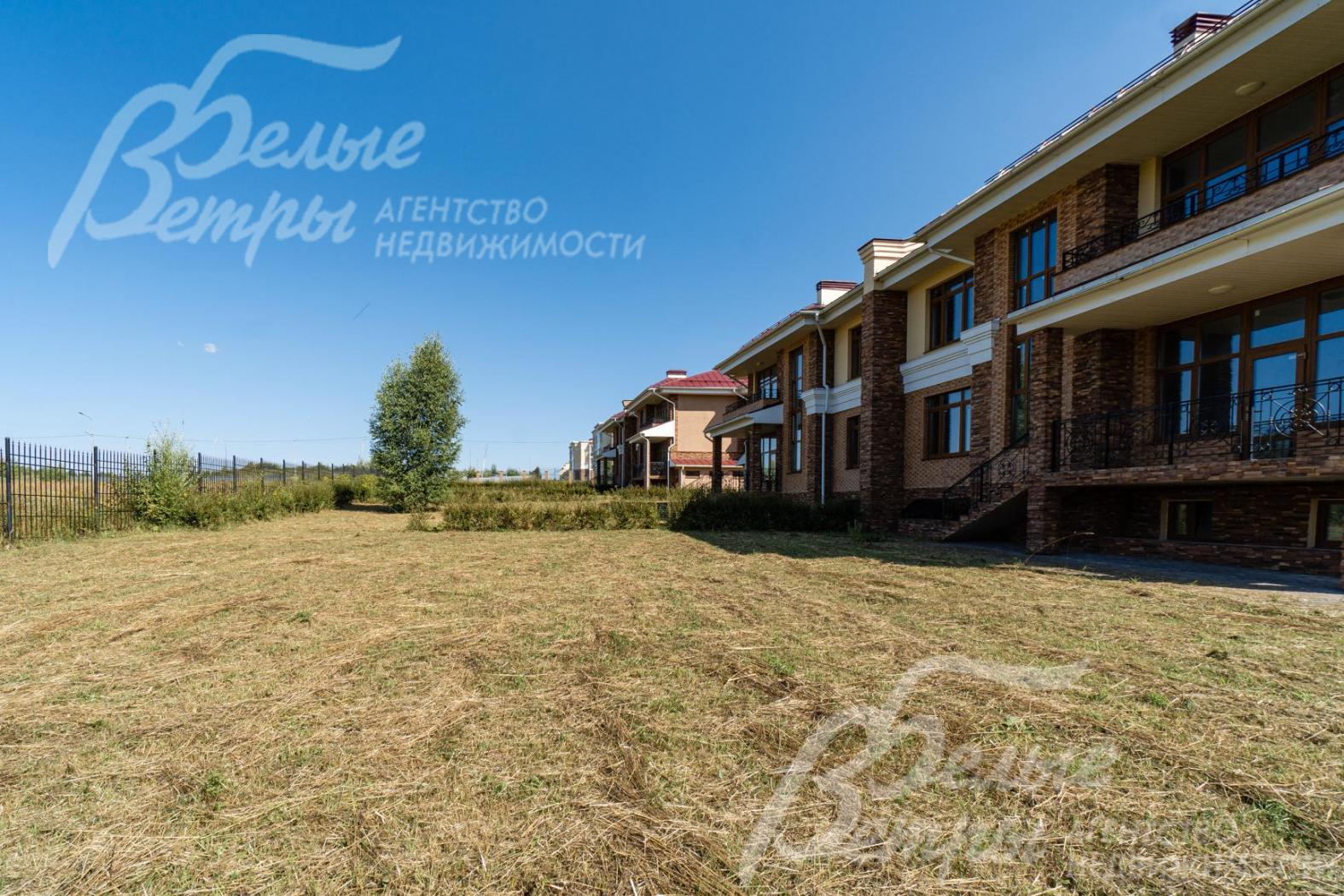 Участок 8 соток засеян газоном, высажена живая изгородь. Будет установлен металлический забор