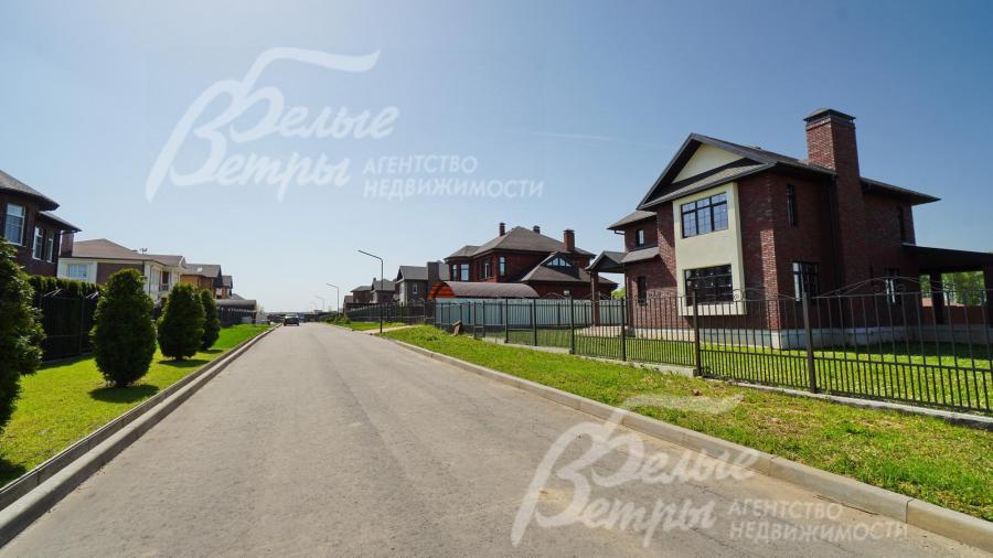 Широкие асфальтовые освещенные дороги в поселке Новая Ильичевка