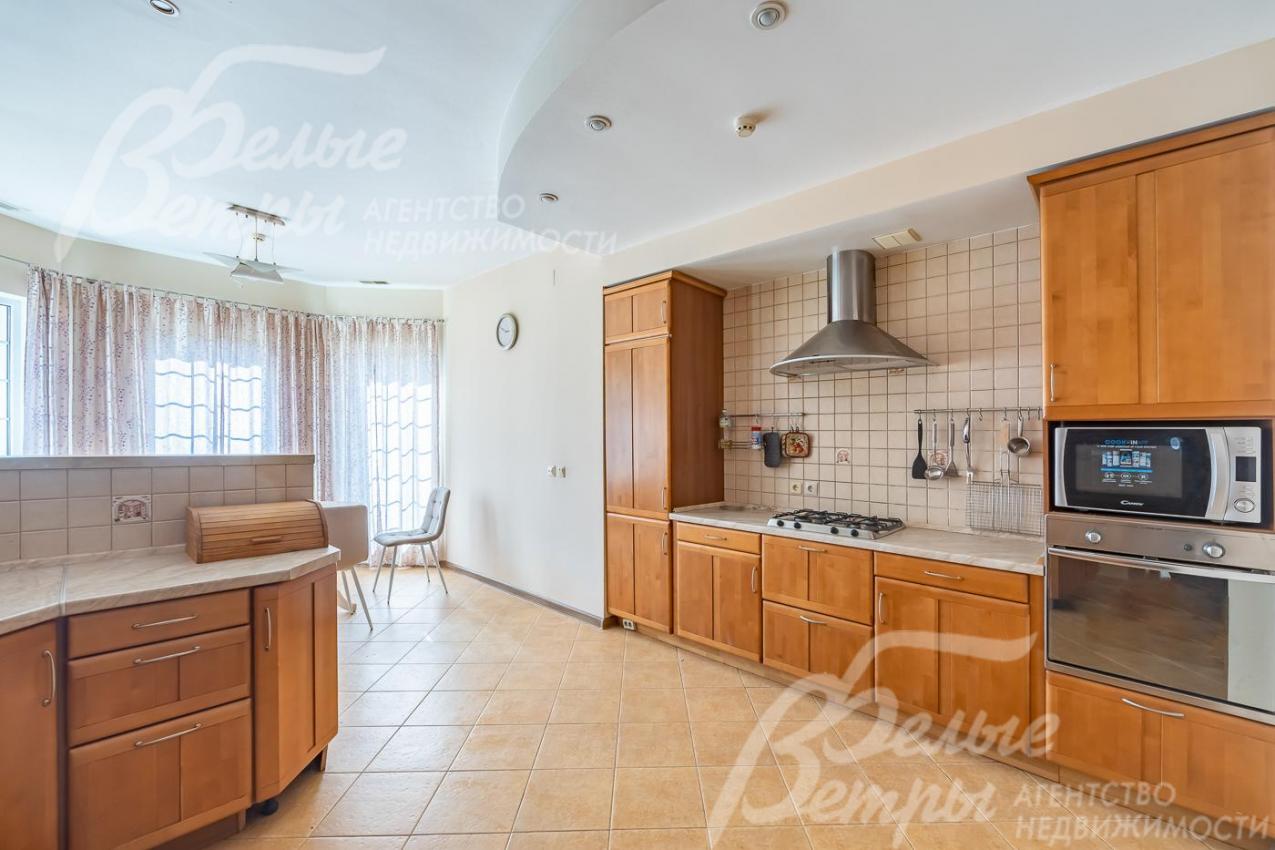 Полностью оборудованная кухня.