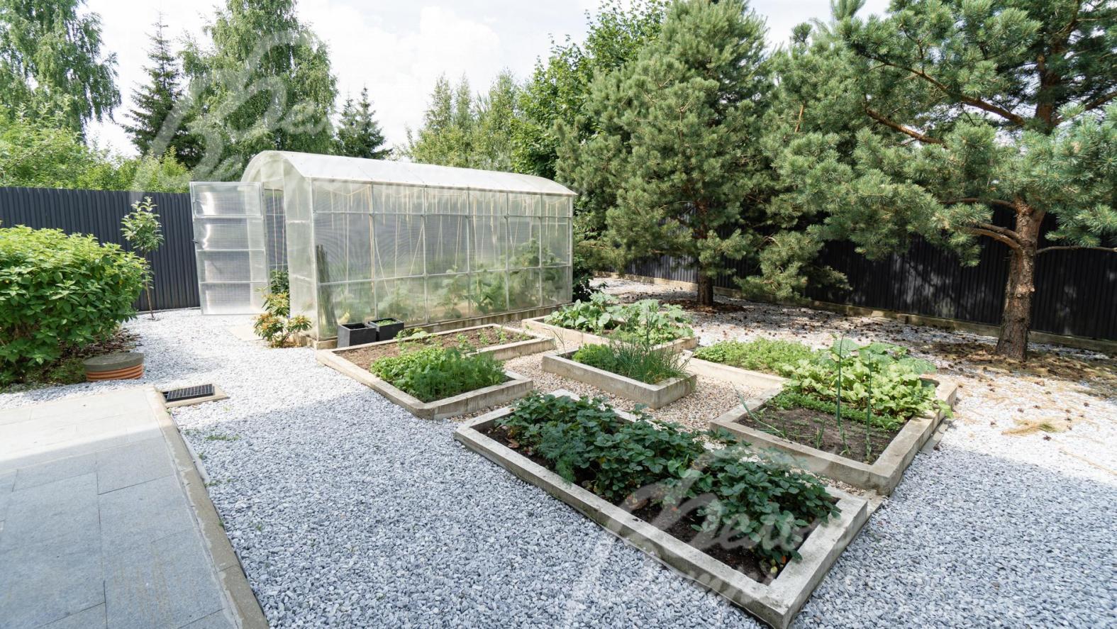 разбиты грядки в современном стиле по английскому типу, теплица