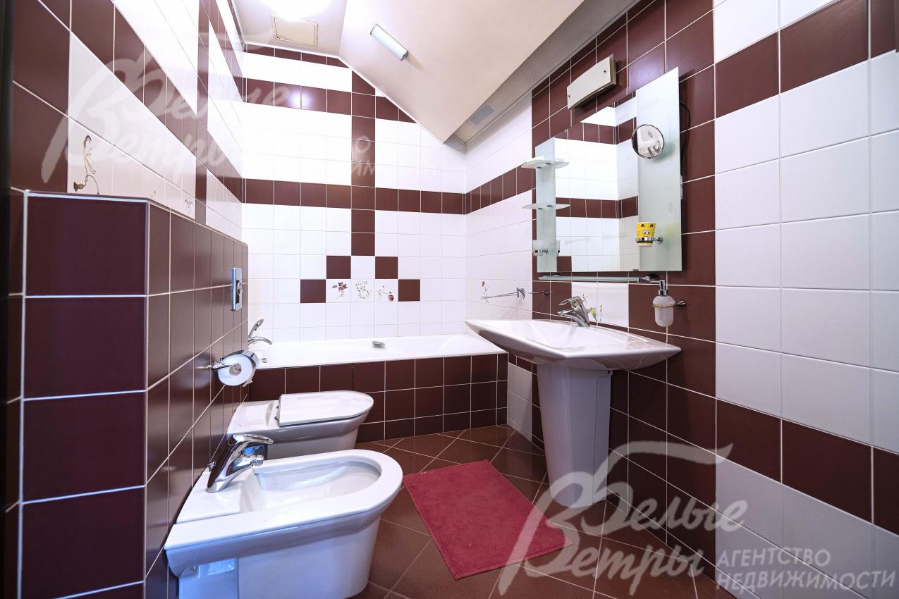 Санузел на втором этаже с ванной, душевой и биде