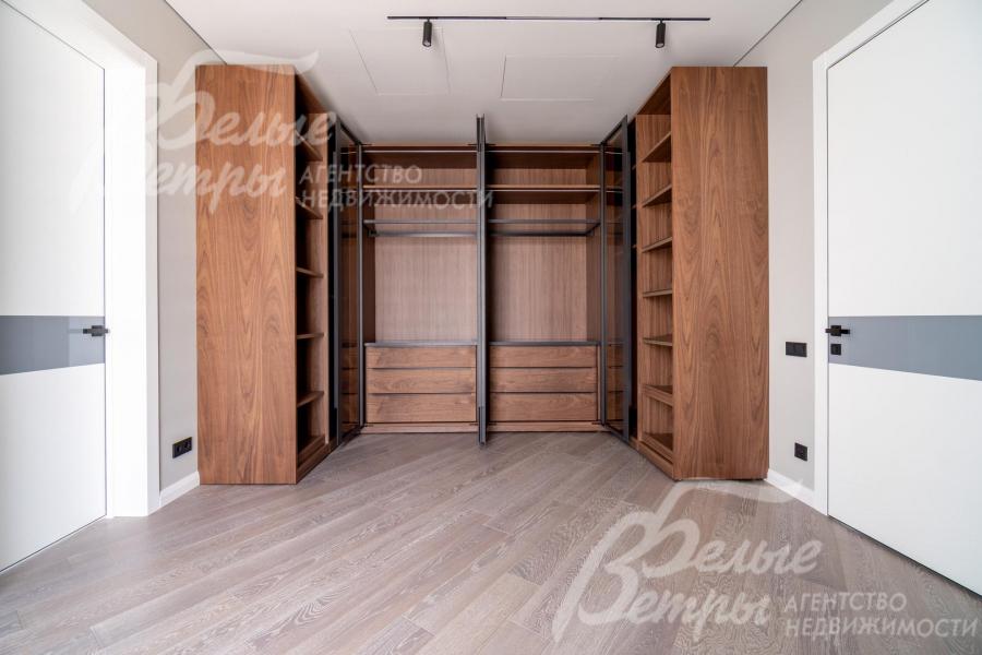 При мастер-спальне - просторная гардеробная 19 кв.м со стильным шкафом