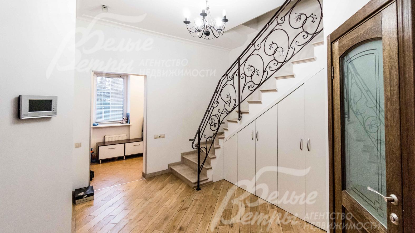 Место для хранения под лестницей