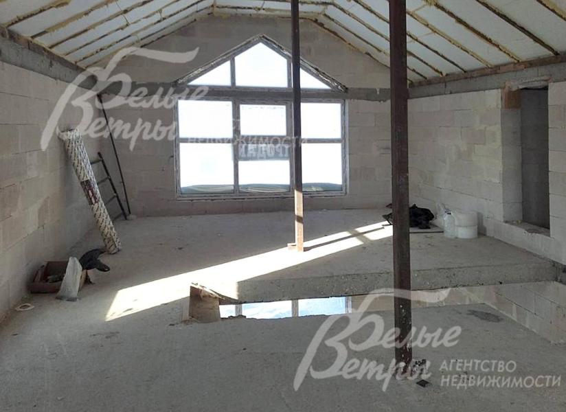 Высота потолков на 2- этаже в черновом варианте - 3.4 м и 2.3 м от скоса стены