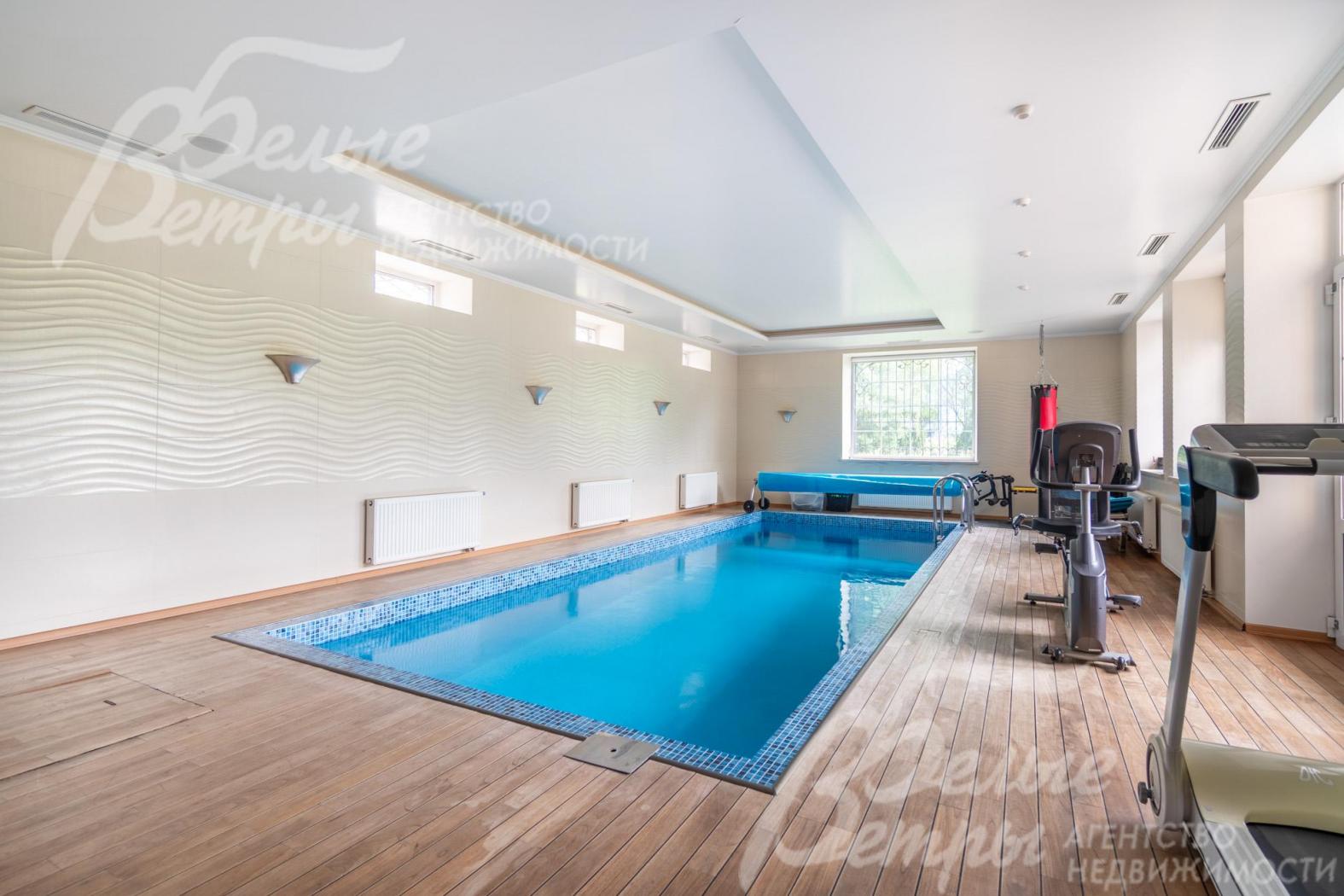 На полу в зоне бассейна - палубная доска из тика, установлены тренажёры 