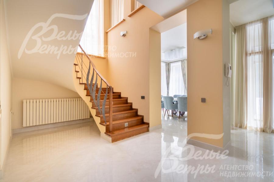 В доме предусмотрено несколько лестниц: главная построена на бетонном основании, ступени отделаны массивом ореха