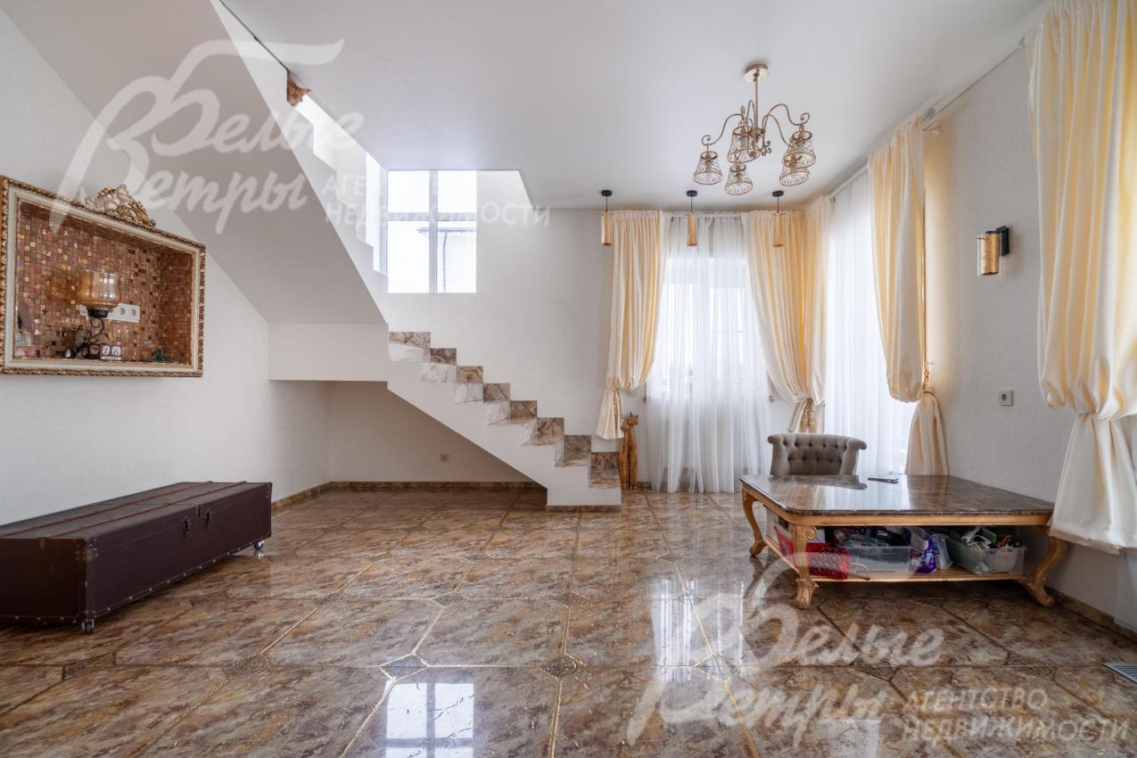 Шторы в нежном оттенке экрю придают пространству лёгкость и изысканность. Полупрозрачная ткань мягко рассеивает дневной свет, создавая уютную и светлую атмосферу в гостиной