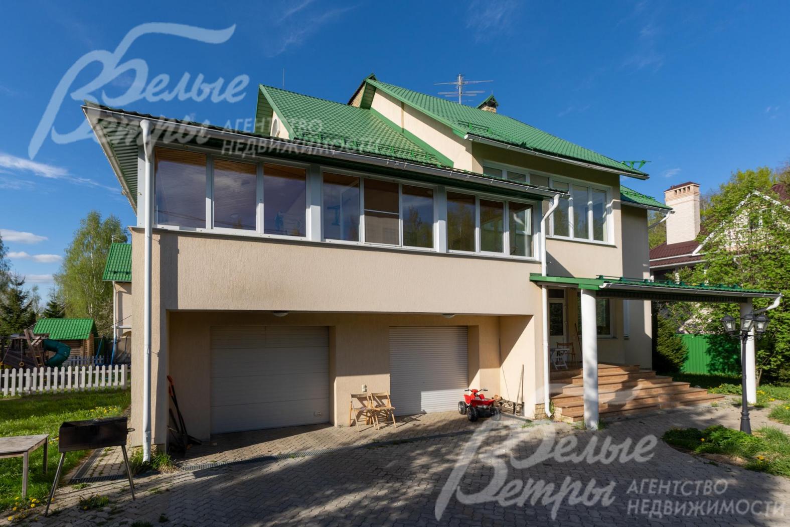 К дому примыкает гараж на 2 авто