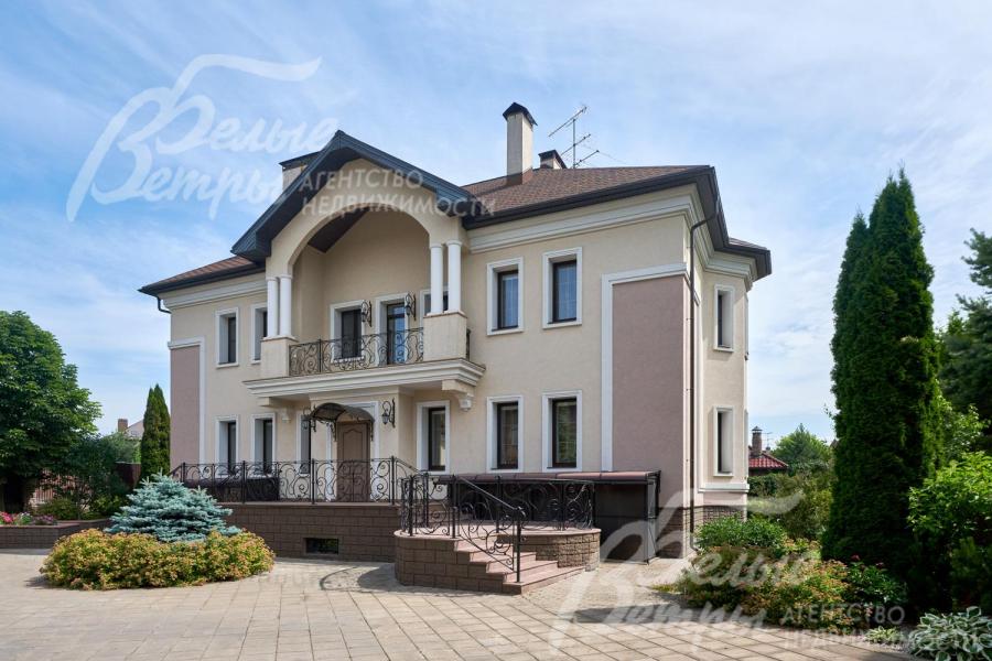 Главный вход в дом через большое парадное крыльцо с кованым ограждением