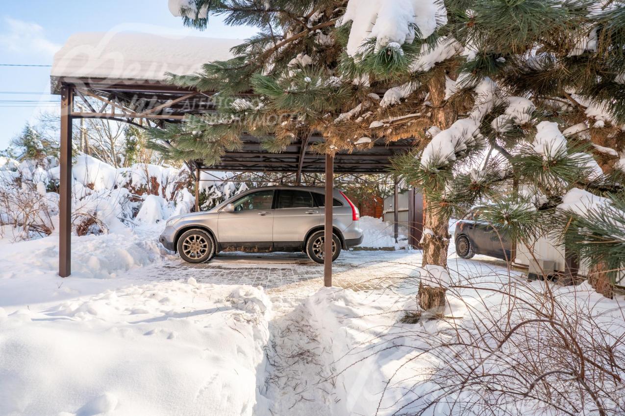 Участок расположен у въезда в коттеджный посёлок, в 200 м от леса