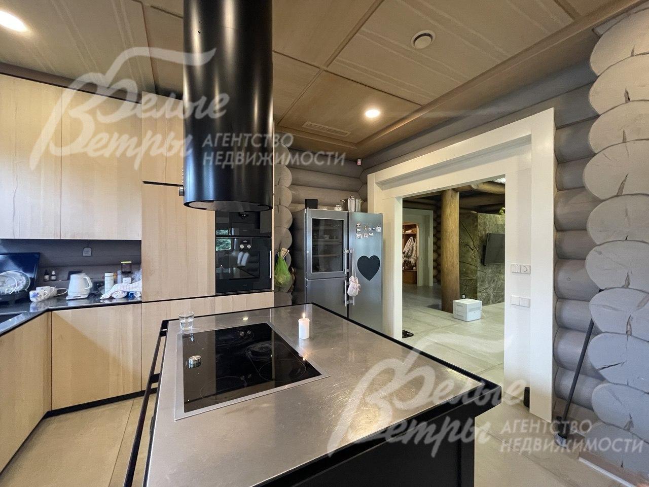 В центре кухни остров с варочной панелью и вытяжкой GAGGENAU. 