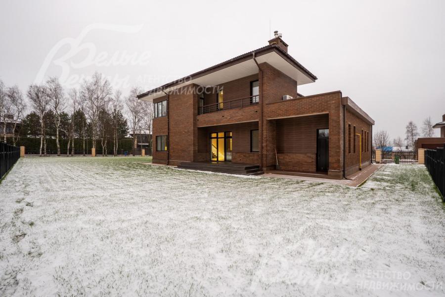 Вид на дом со стороны участка