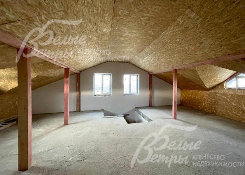 В доме - жилые мансардные этажи с вертикальными окнами по всем стенам