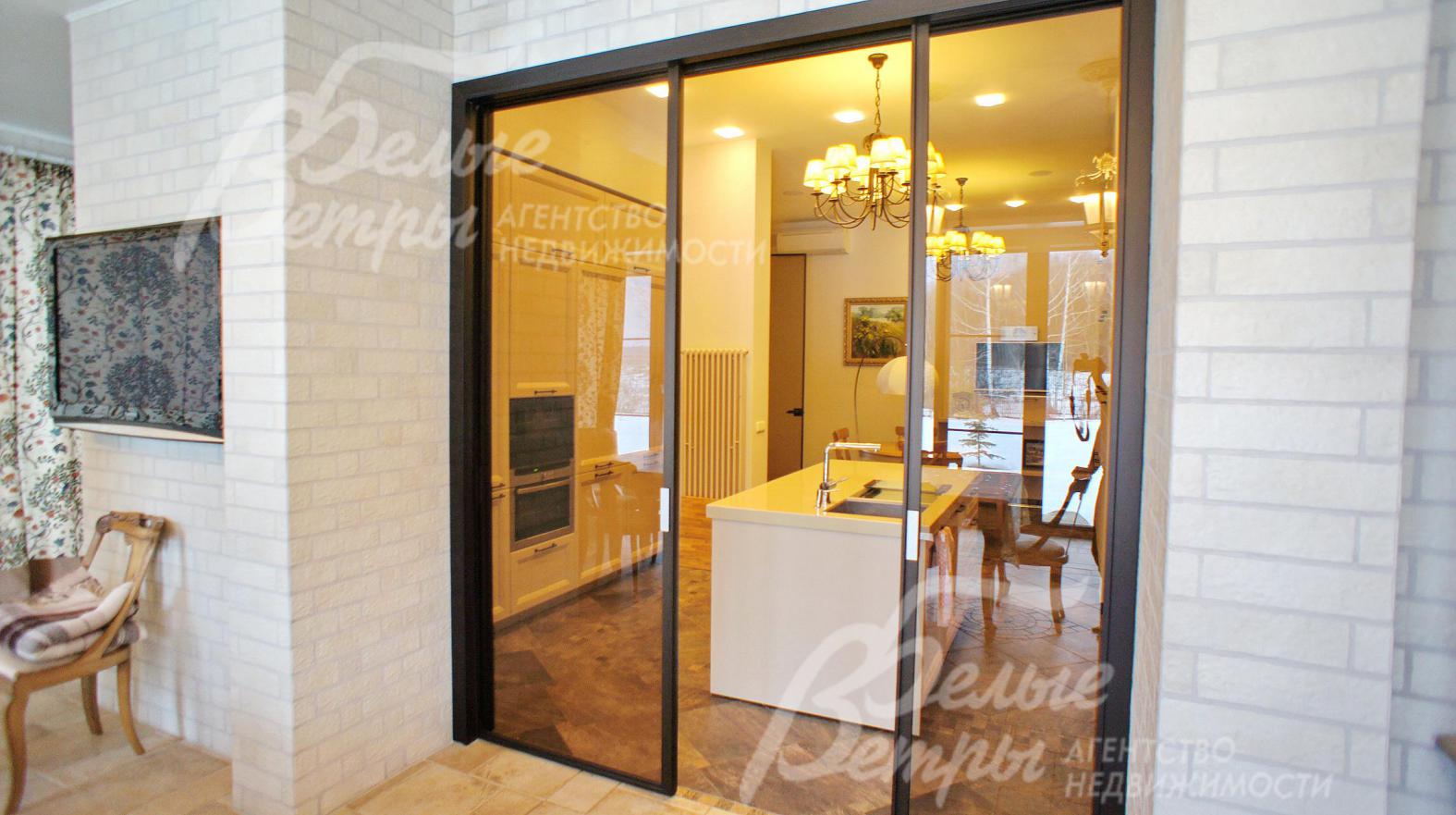 На кухне и в СПА зоне установлены стеклянные двери.