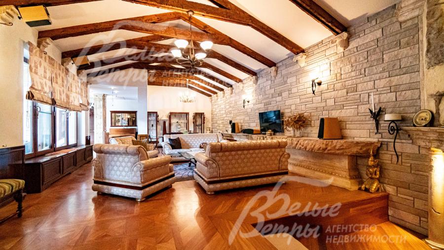 На барельефе отображены фрагменты из греческой мифологии