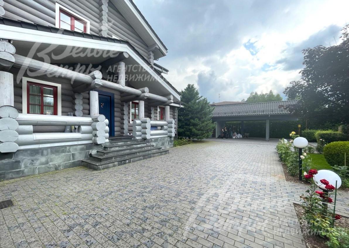 На участке навес для стоянки авто и мощеная парковка