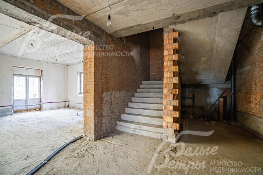 Широкая монолитная лестница 