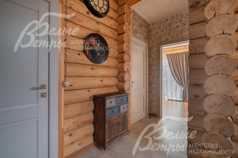 Второй этаж основного дома – бревенчатый, интерьер дополнен яркими акцентами, окна в помещениях - от пола до потолка