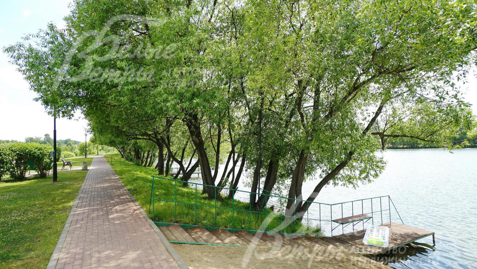 Велодорожки на берегу озера