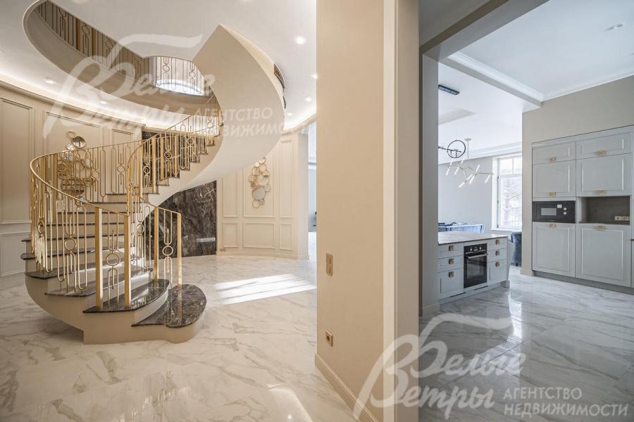 Шикарная винтовая лестница на второй этаж