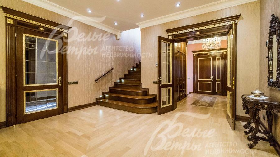 На полу - паркет