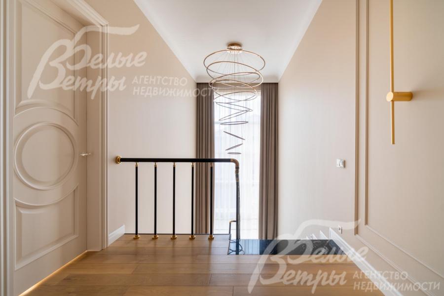 В дом выполнена система многоуровневого освещения с люстрами, бра, световыми линиями на 2-м этаже производства США