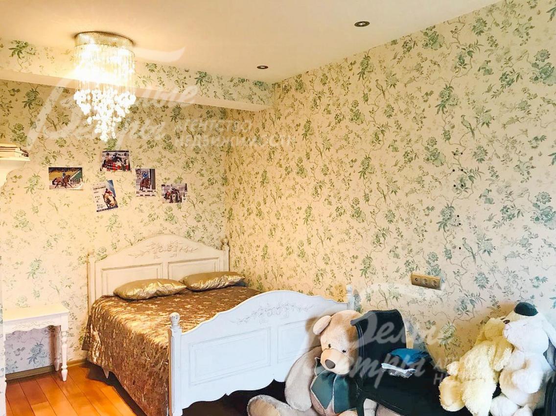 Спальня в светлых тонах