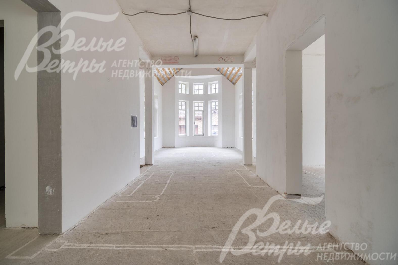 На первом этаже 4 эркера с остеклением всех проёмов