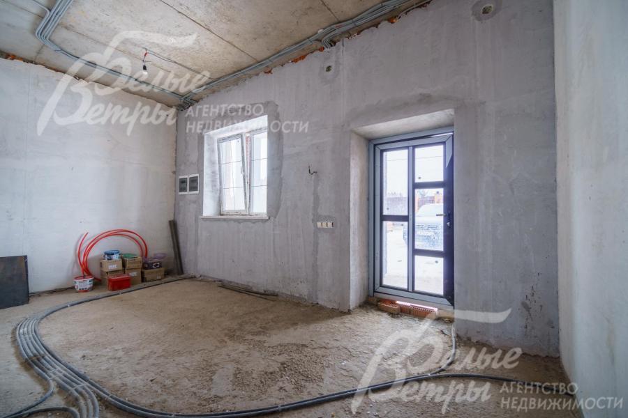 Стеклопакеты ПВХ двухкамерные, ламинированные под темное дерево со стороны улицы с золотой оконной раскладкой