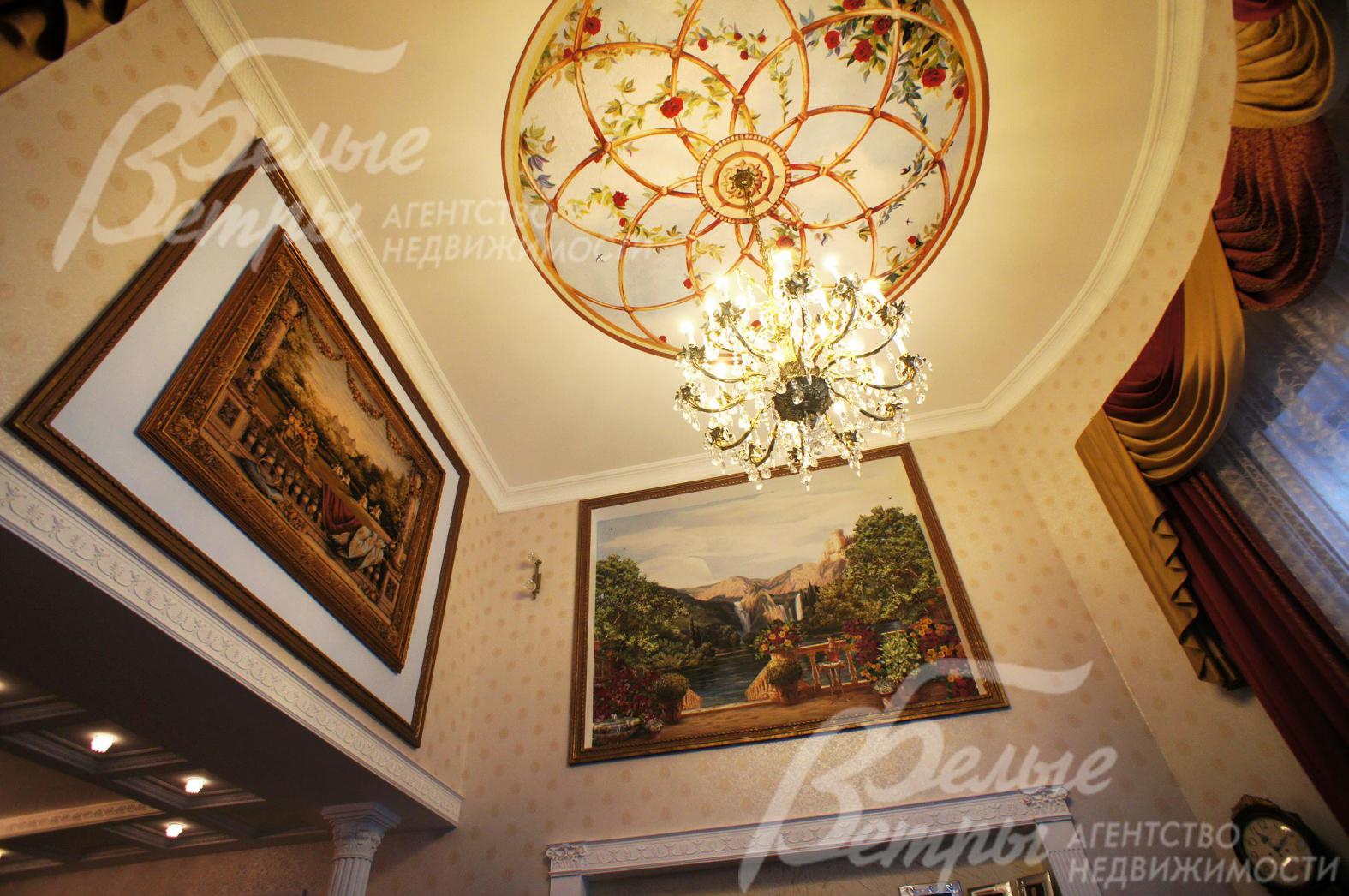Предметы искусства, изящная роспись и хрустальная люстра
