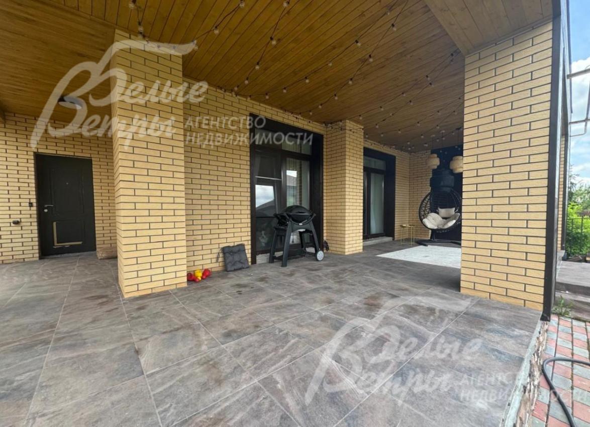 На террасе 1-го этажа есть мангал, качели