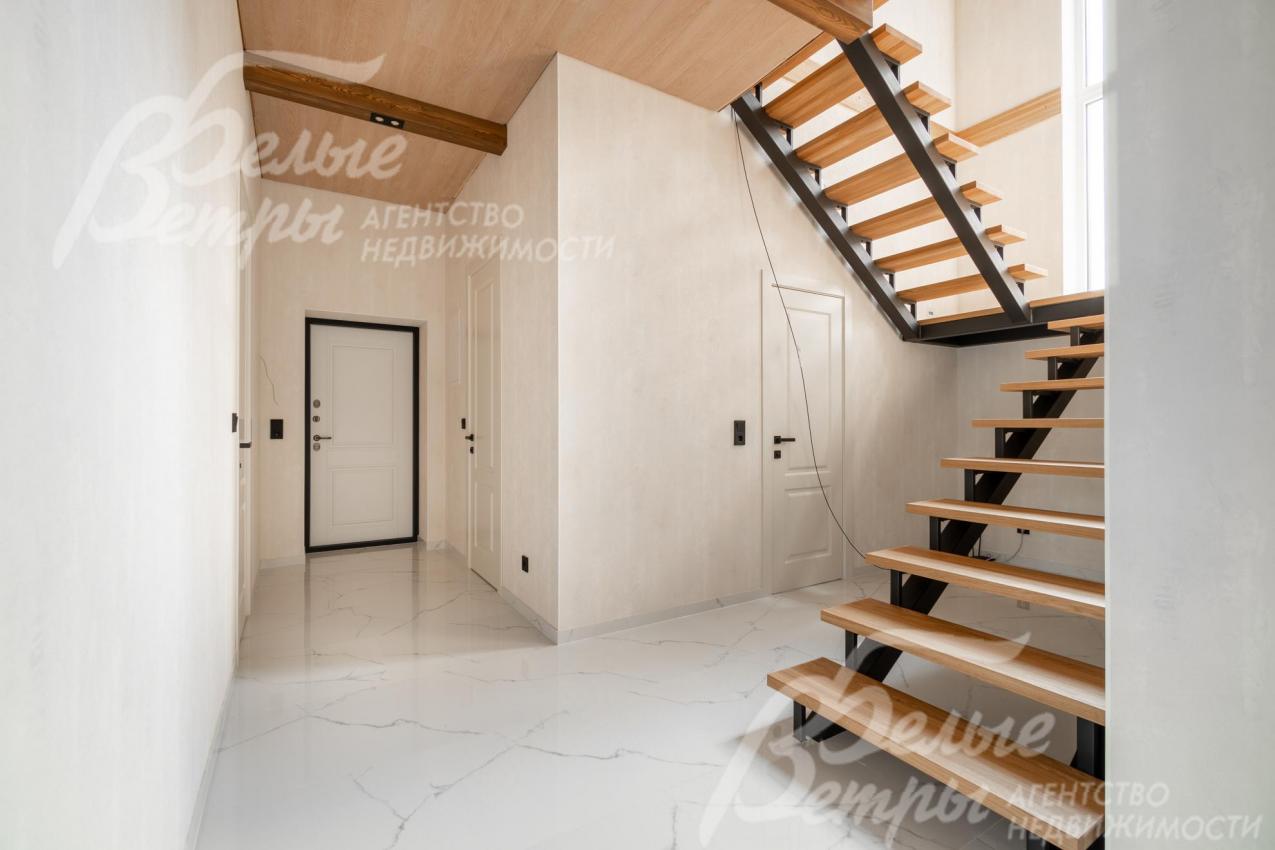 Главный вход в дом. Справа от двери - гардеробная. Возле лестницы - вход в котельную