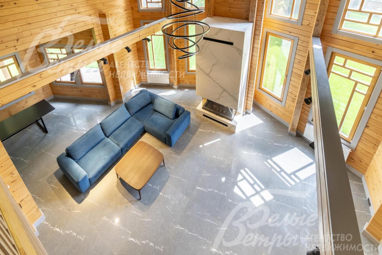 Вид на гостиную со второго этажа