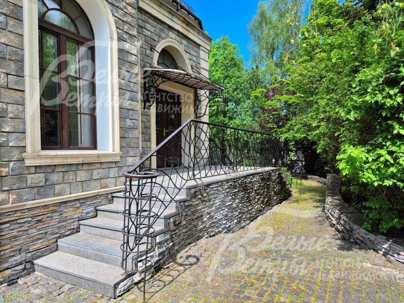 Дорожки по всему участку выложены камнем