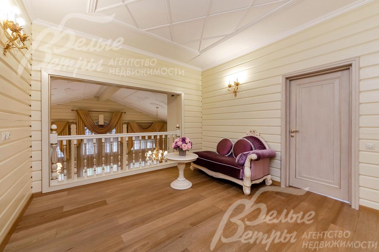 Холл-библиотека на втором этаже