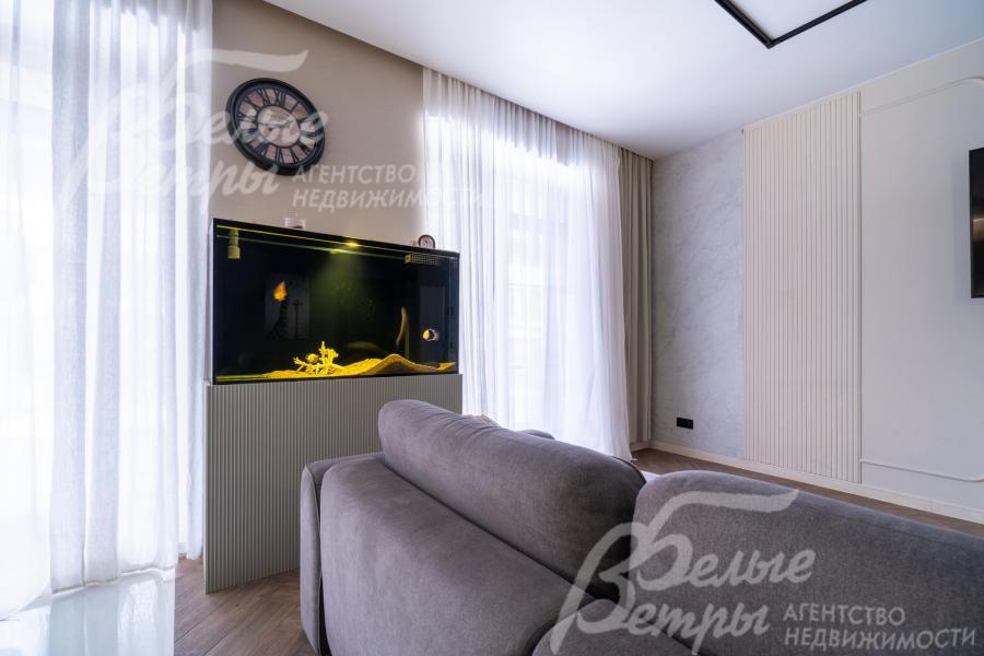 Гостиную украшает аквариум (380 л)