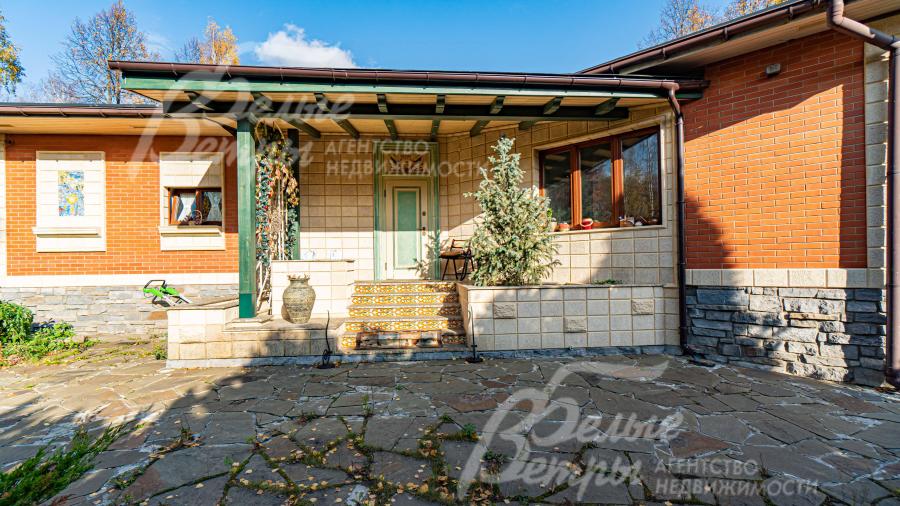 Вход в первую часть дома