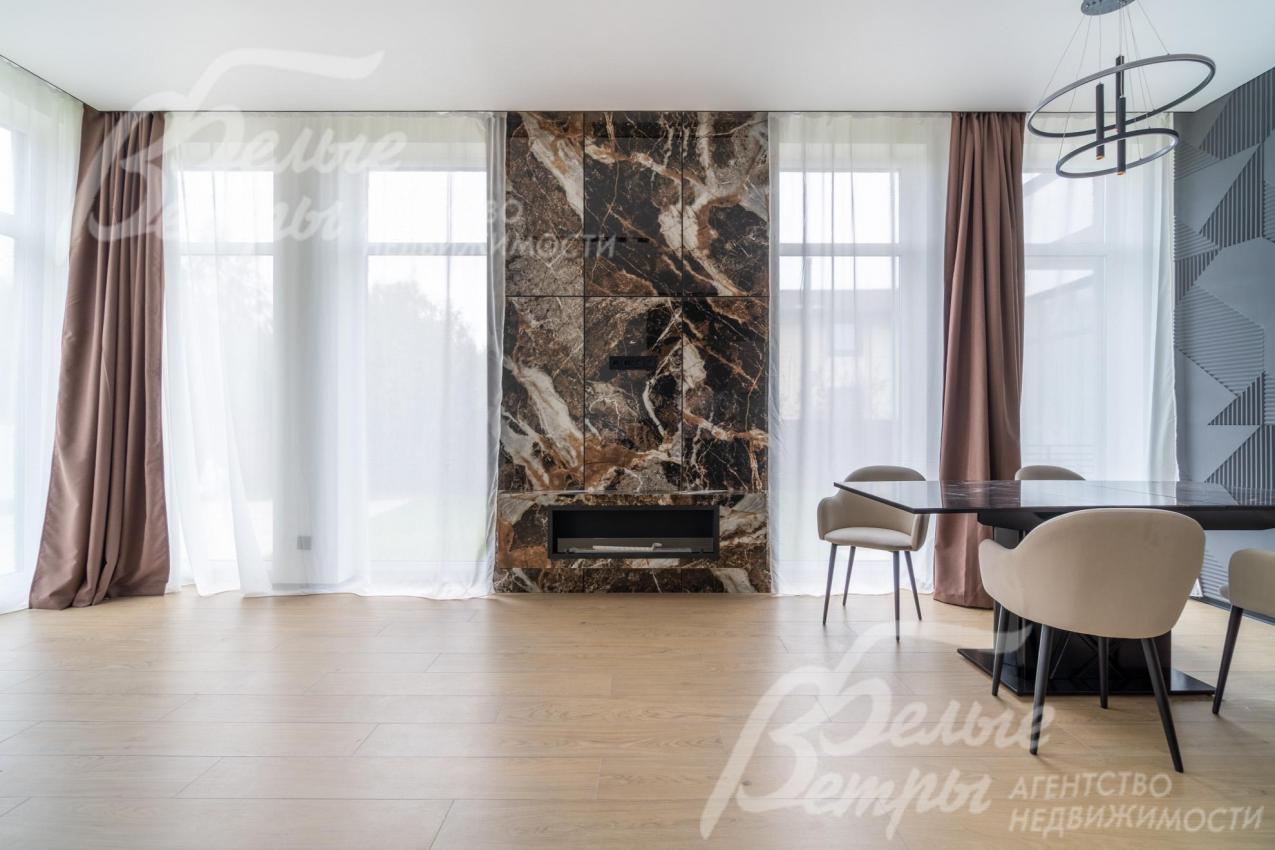 Центральный элемент гостиной – эффектный биокамин с порталом шириной 180 см, отделанным крупноформатным керамогранитом