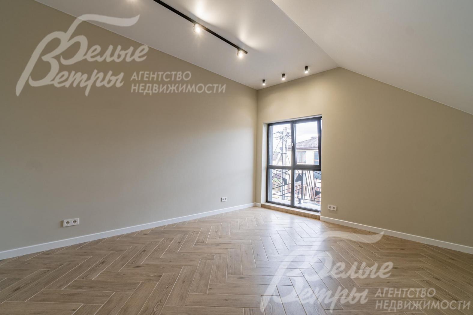 Спальня с балконом на втором этаже