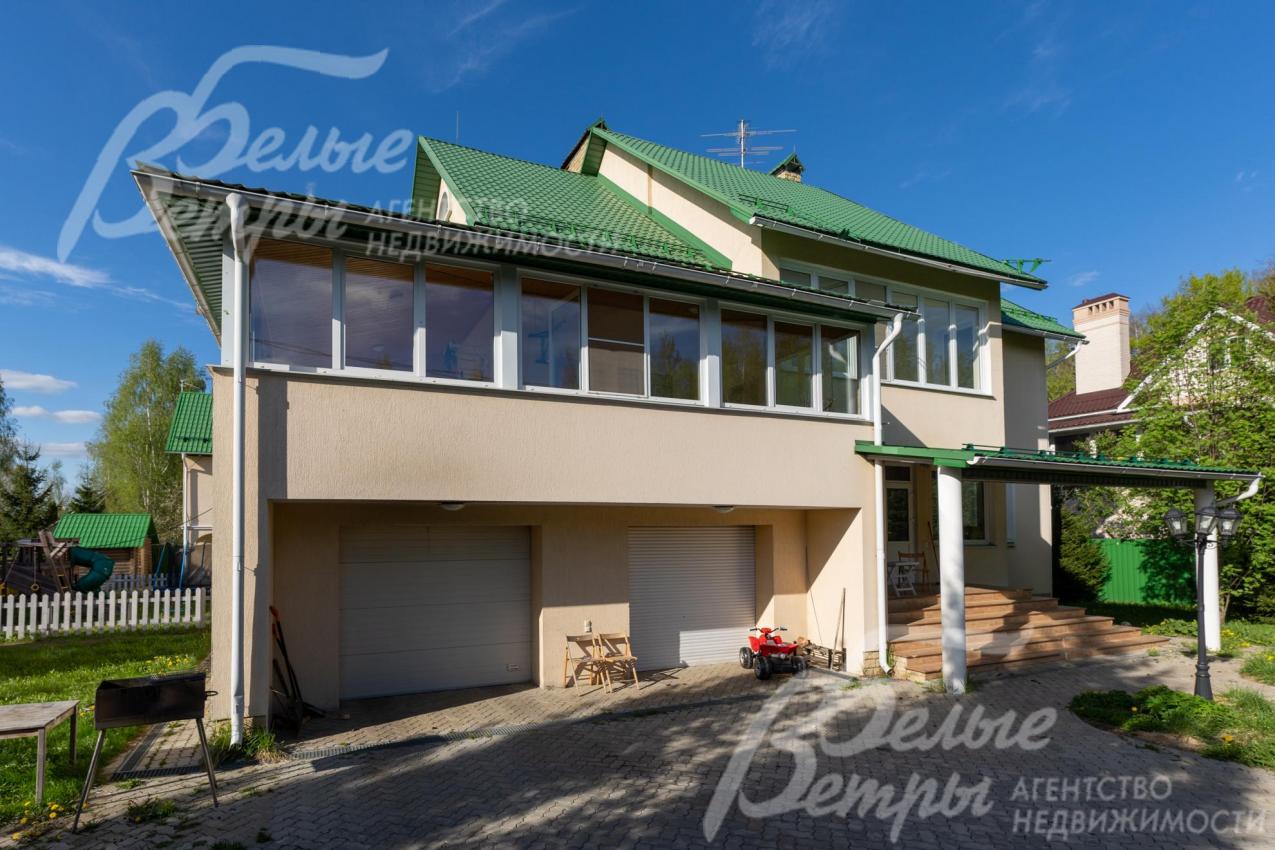 К дому примыкает гараж на 2 авто