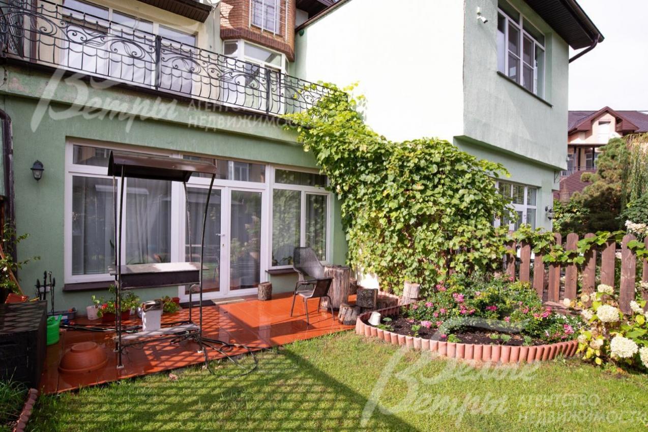 На участке организована зона барбекю, высажен газон, цветы, декоративные растения