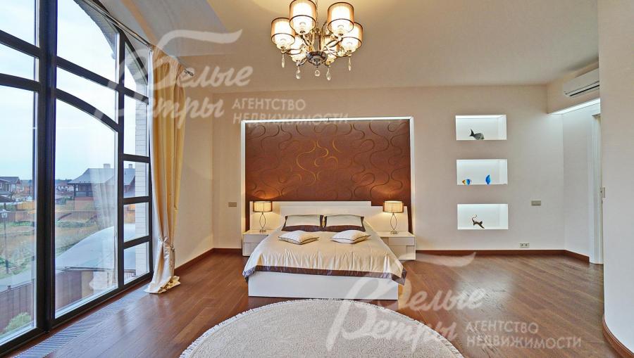 Главная спальня 34 кв.м с санузлом 7 кв.м на втором этаже