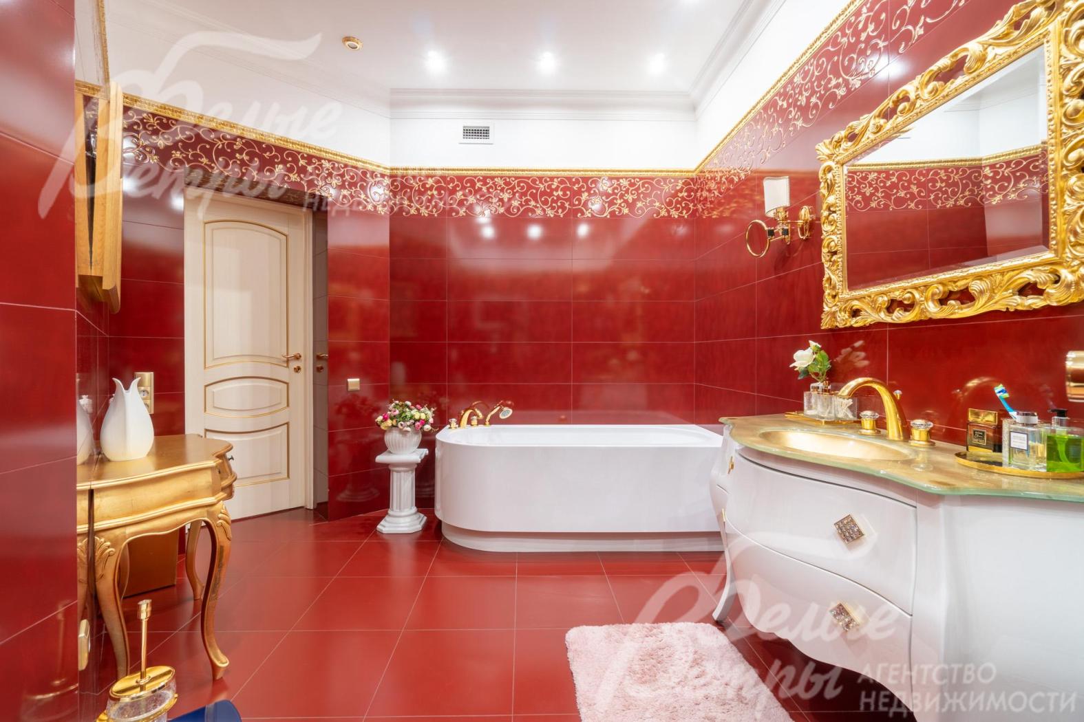 Санузел мастер-спальни 10 кв.м с душевой, ванной, биде, аристократичной тумбой под раковину в белом цвете с плавными, изогнутыми линиями и золотистым декором