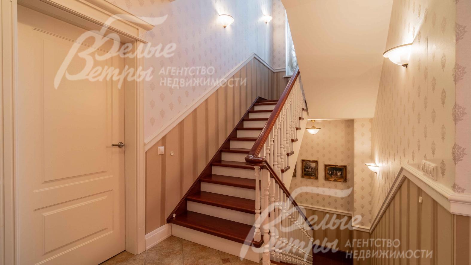 Лестница на бетонном основании отделана деревом дуба