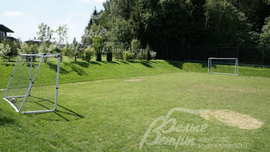 Футбольное поле на территории поселка Варварино Эко