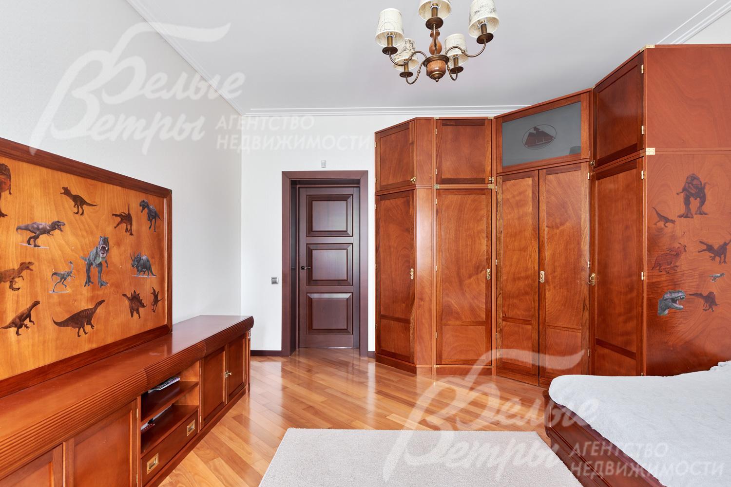 Спальня на втором этаже со стеллажом для игрушек и вместительными платяными шкафами