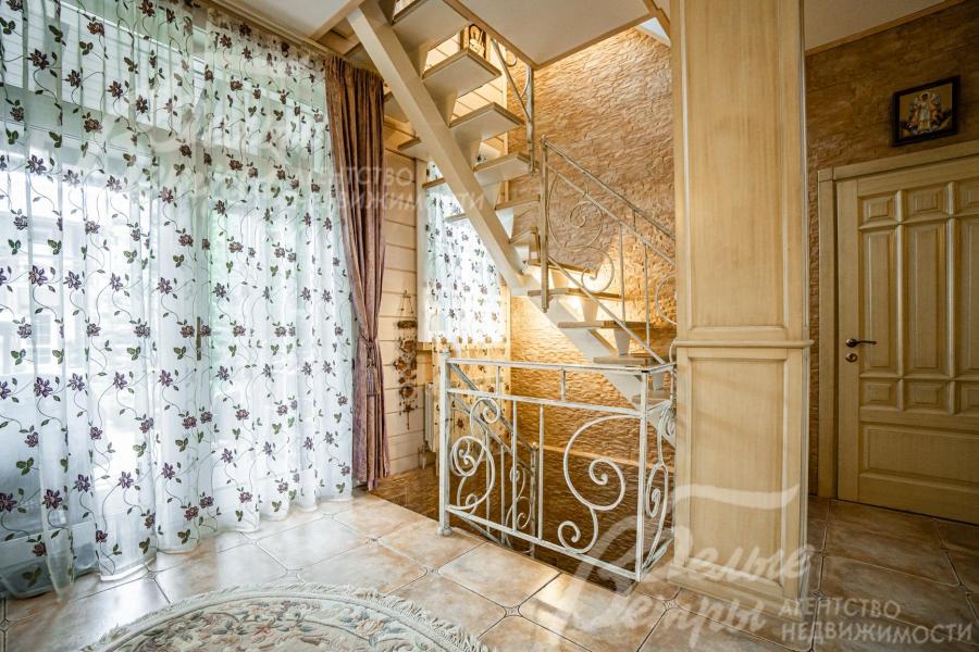 Лестничный холл 2го этажа