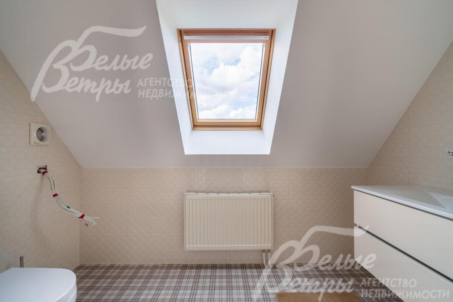 Санузел на мансардном этаже с окном